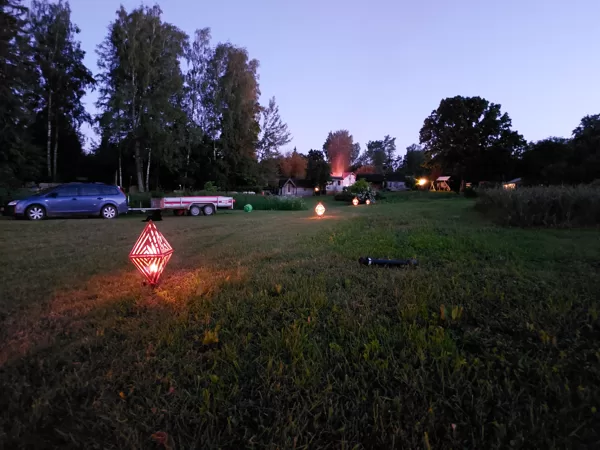 Āra laternas, izgaismojamas, izmantojot sveces, kas deg 8+ stundas.