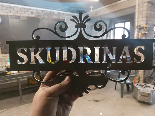 Mājas uzraksts, izgriezts 4mm metālā, apstrādāts lietošanai āa apstākļos.